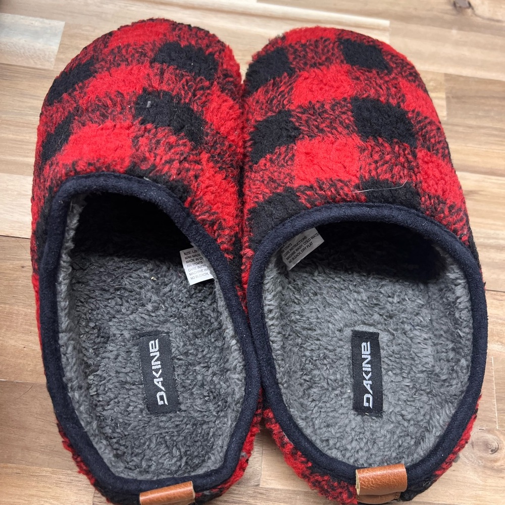 Dakine Kids Plaid Slippers in Red and Black